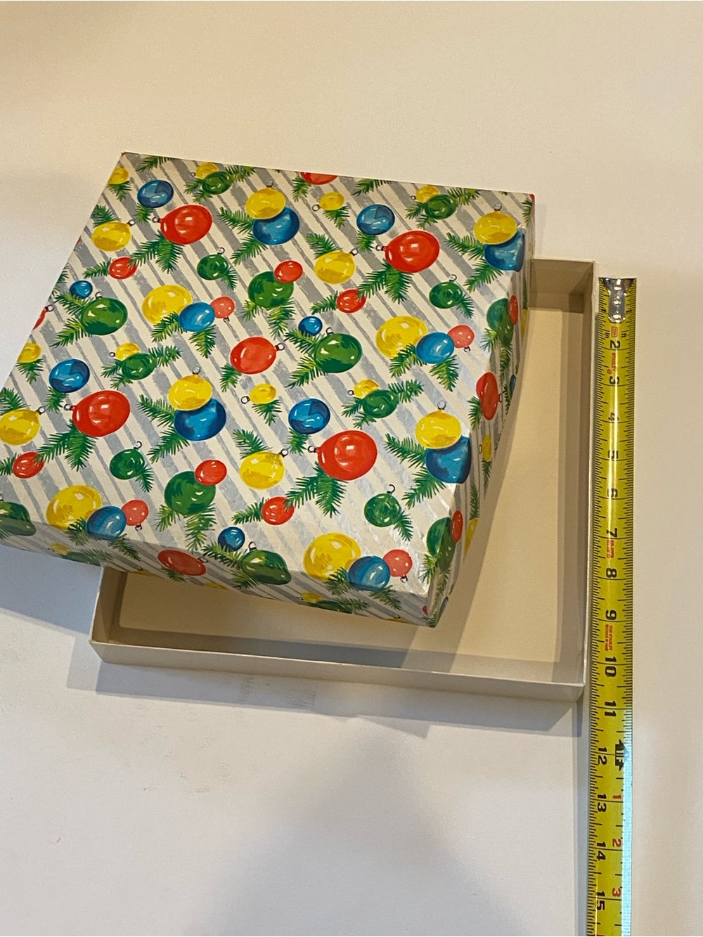 57 vintage 1960s Christmas boxes. - Picture 10 of 16